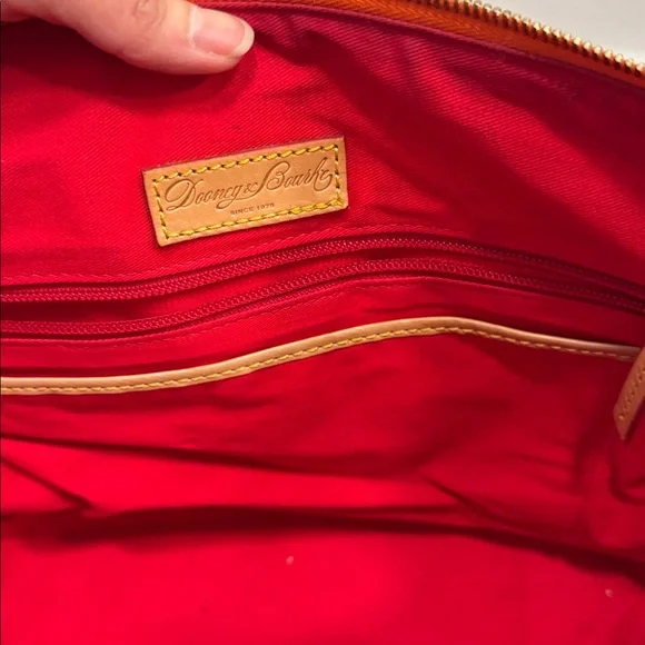 Dooney & Bourke Chevron Tangerine and White tote bag with matching pouch - Picture 9 of 12